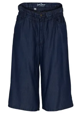 High-waisted dark blue denim Bermuda shorts with wide leg made from TENCEL™ Lyocell fabric.